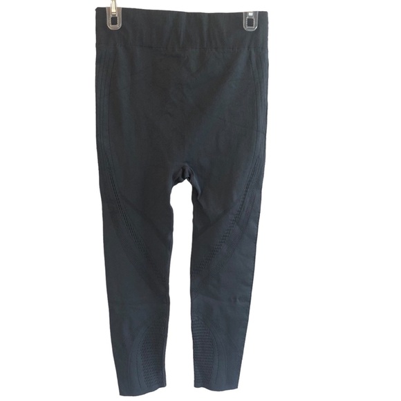 Fabletics Gray Seamless Capri Exercise Gym Activewear Leggings Size Large - Picture 2 of 8